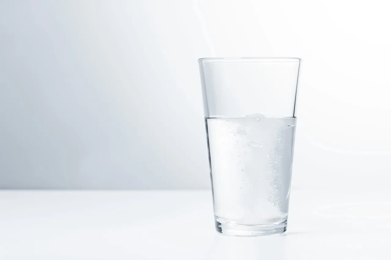 盛在透明玻璃杯中的水