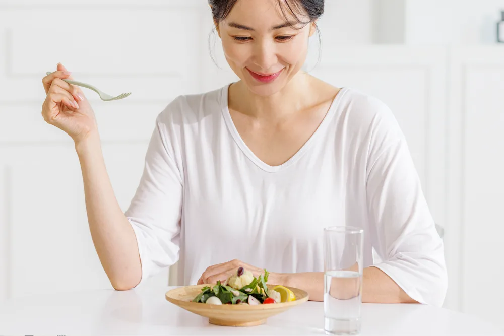 正在用餐的女性