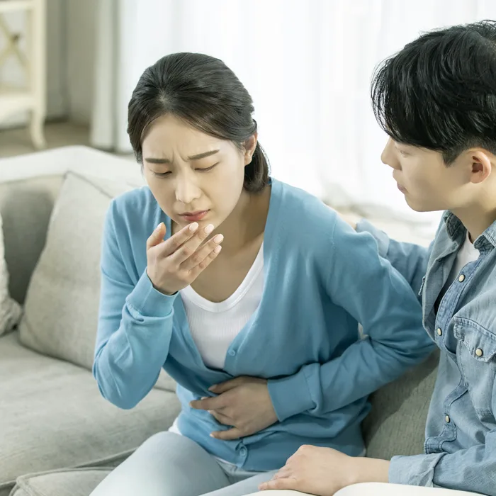 双手轻抚腹部的孕妈