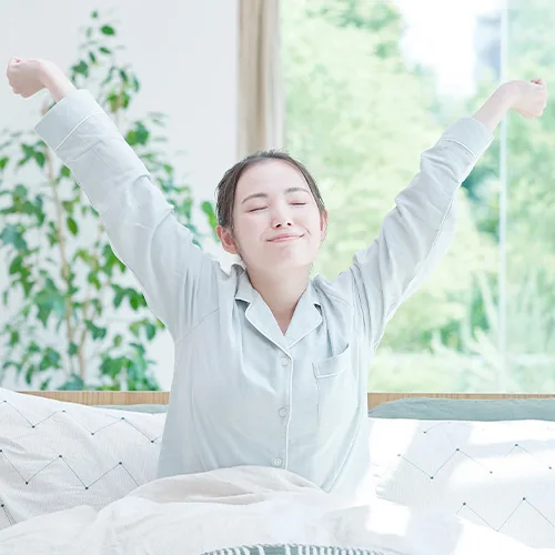 象征睡眠质量改善的舒适清晨